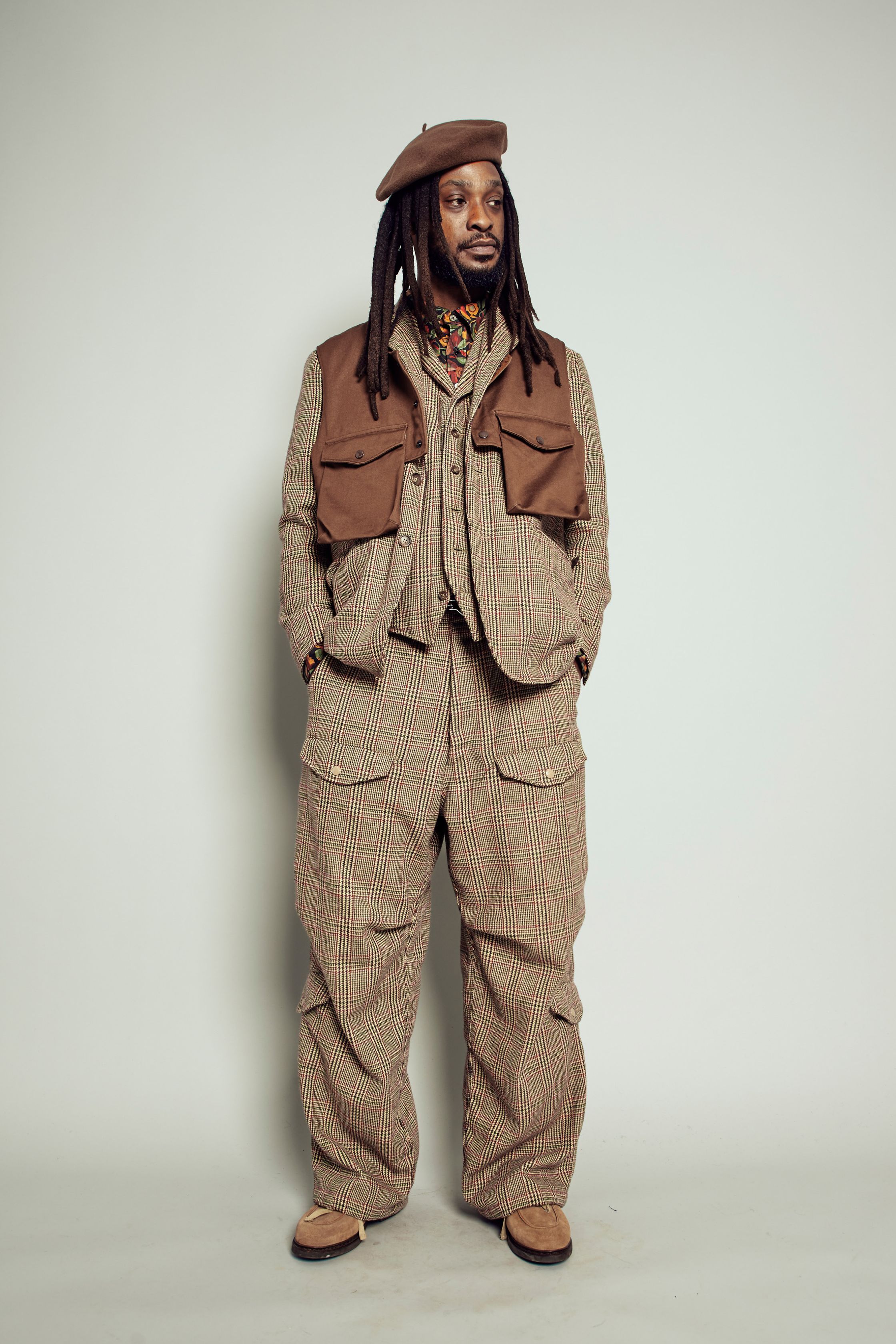 Engineered Garments 2026秋冬延续其一贯的“理性实用主义”，以军装、工装与户外系统为基础，通过面料、层次与比例的精细调配，构建高度可信的日常衣橱。迷彩、棉麻、羊毛与功能口袋并非装饰，而是生活逻辑的自然延伸。这是一种不依赖潮流语言的成熟风格，强调长期穿着价值与真实生活场景-顽石频道趋势研究